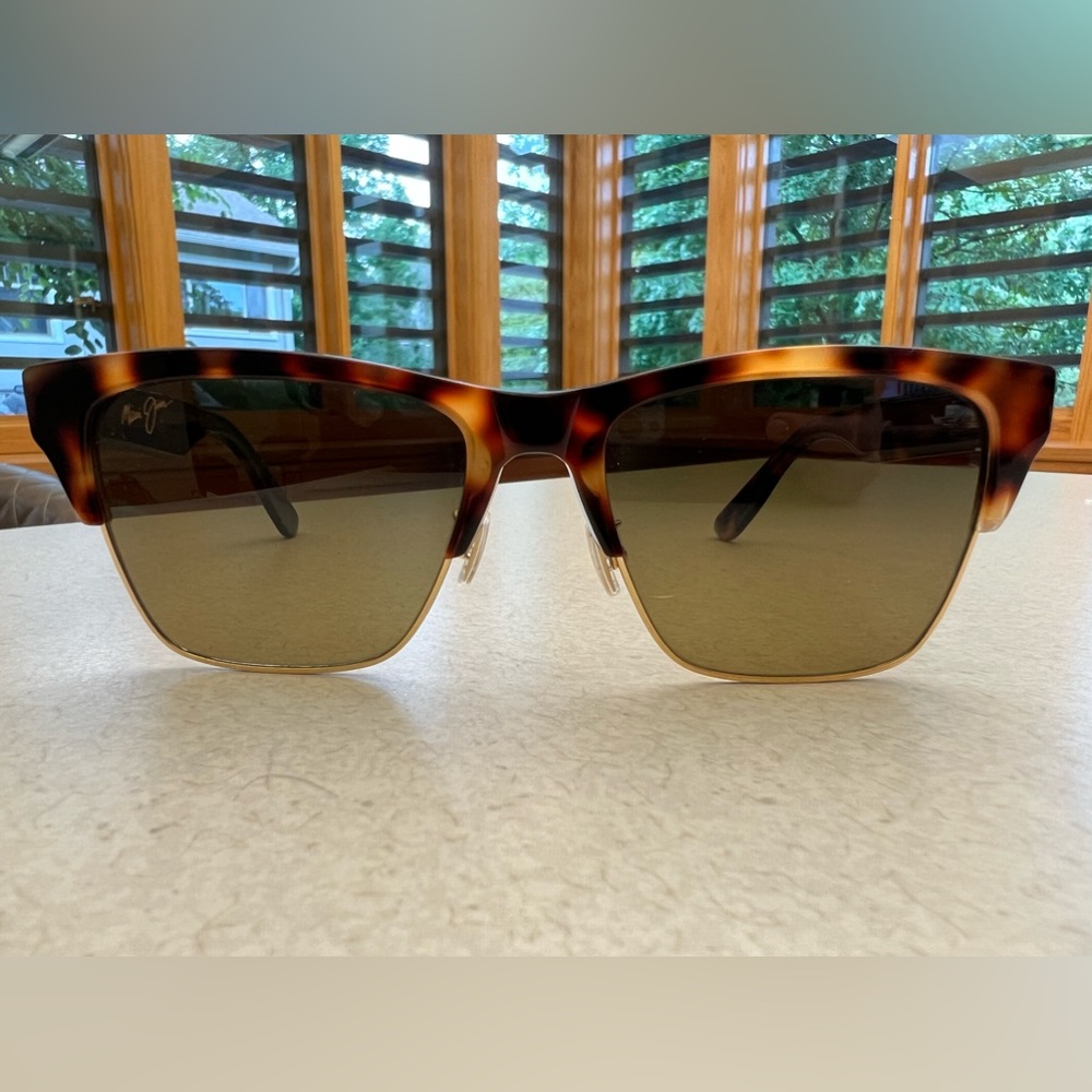Perico Maui Jim sunglasses. Tortoise with gold.